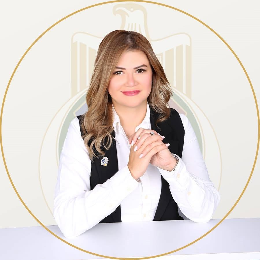 تصميم بورتريه مربع بإطار ذهبي لمرشحة نورا أورخان يحمل عبارة «فوتنا في إسمنا».